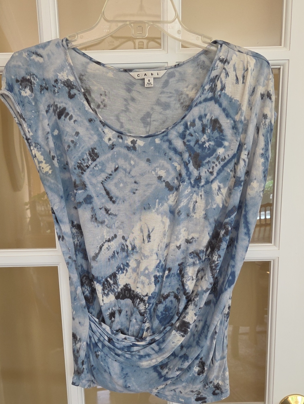 CAbi Blue Tie-Dye Short Sleeve Draped/Faux-Wrap Women’s Top Size: S